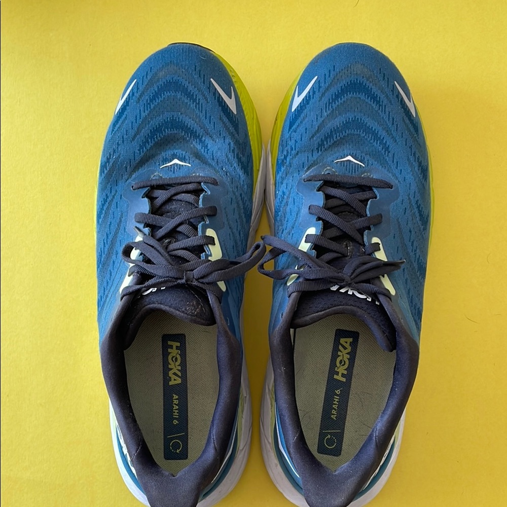 Hoka Arahi 6 Blue and Green Athletic Shoes with Breathable Design